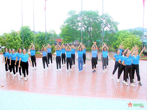 Phụ nữ Hà Tĩnh giao lưu dân vũ tại Ngã ba Đồng Lộc